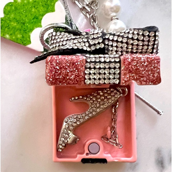 New Betsey Johnson Pearl Crystal Present Convertible Ornament Short  Necklace - Picture 11 of 16